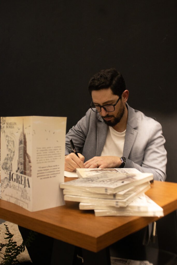 Marlon Borba autografando exemplares de Igreja de Segunda-Feira